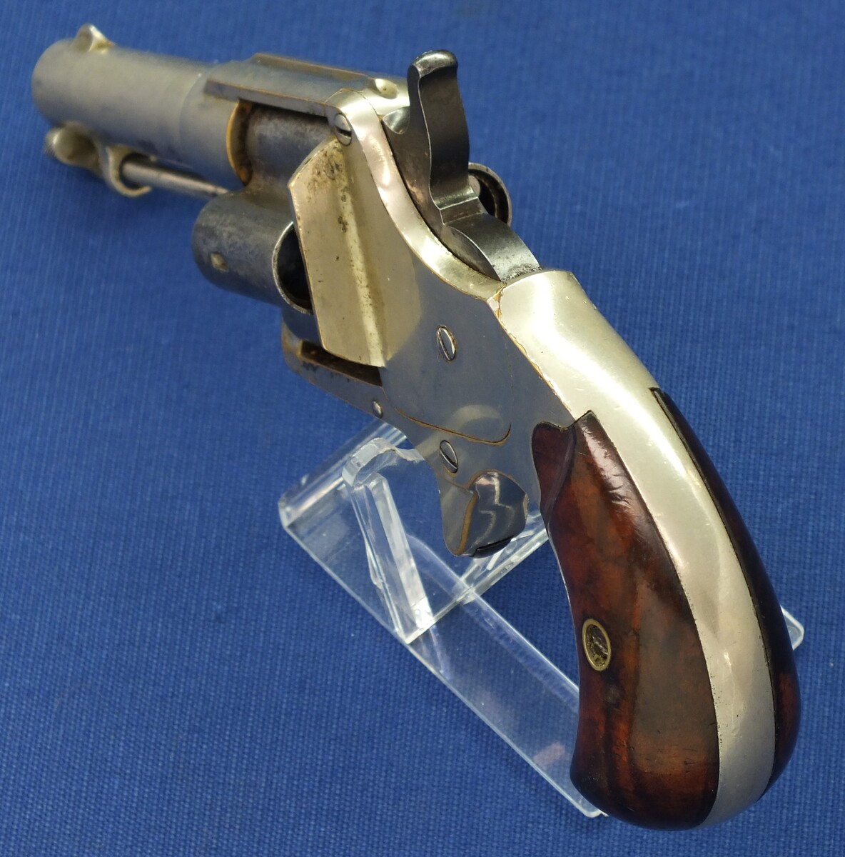 An antique American Nickel Plated Colt House Cloverleaf Model Revolver with 3 inch round barrel with Hartford address. 4 shot .41 Rimfire Caliber. Length 18,5cm. In very good condition. Price 1.850 euro.