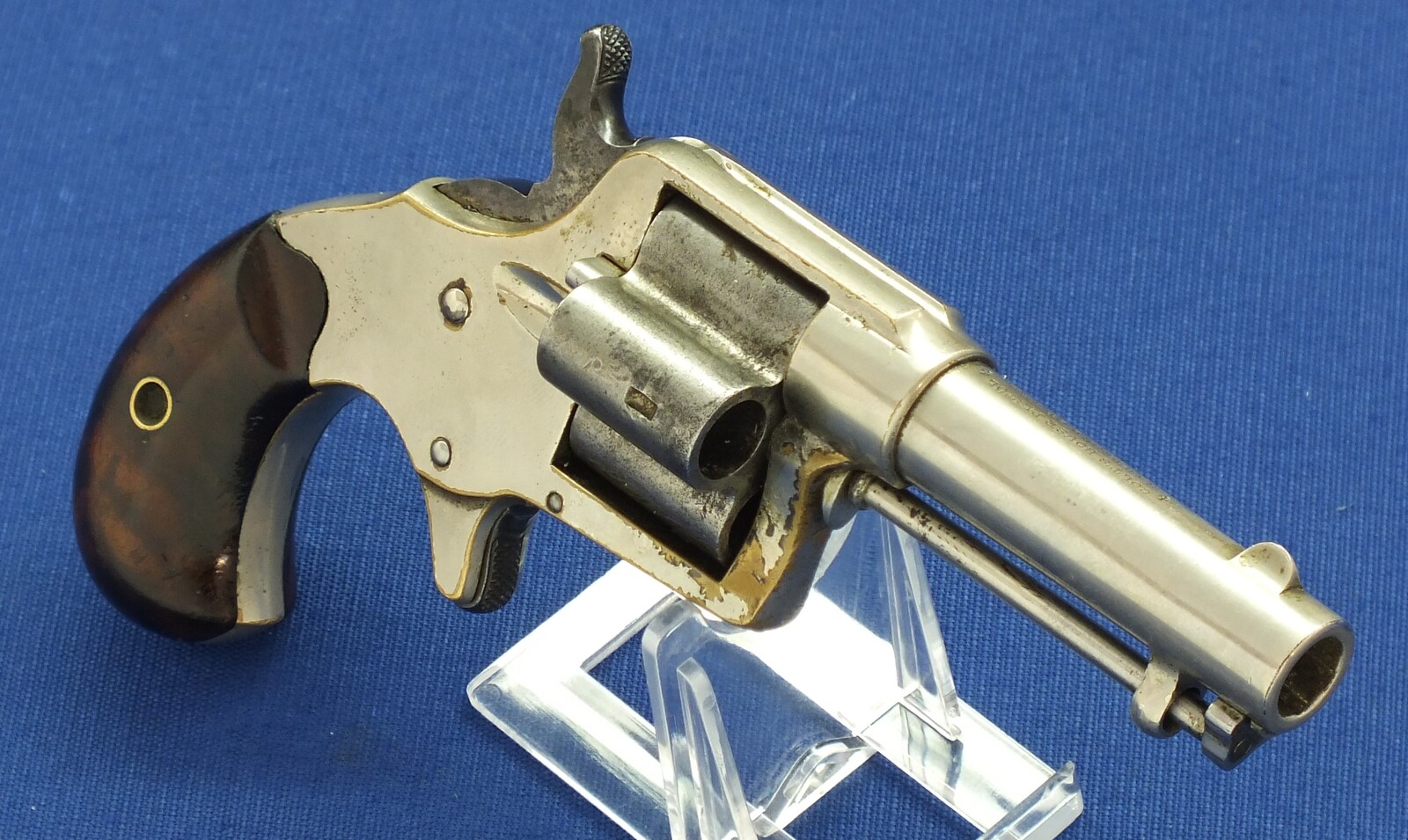 An antique American Nickel Plated Colt House Cloverleaf Model Revolver with 3 inch round barrel with Hartford address. 4 shot .41 Rimfire Caliber. Length 18,5cm. In very good condition. Price 1.850 euro.