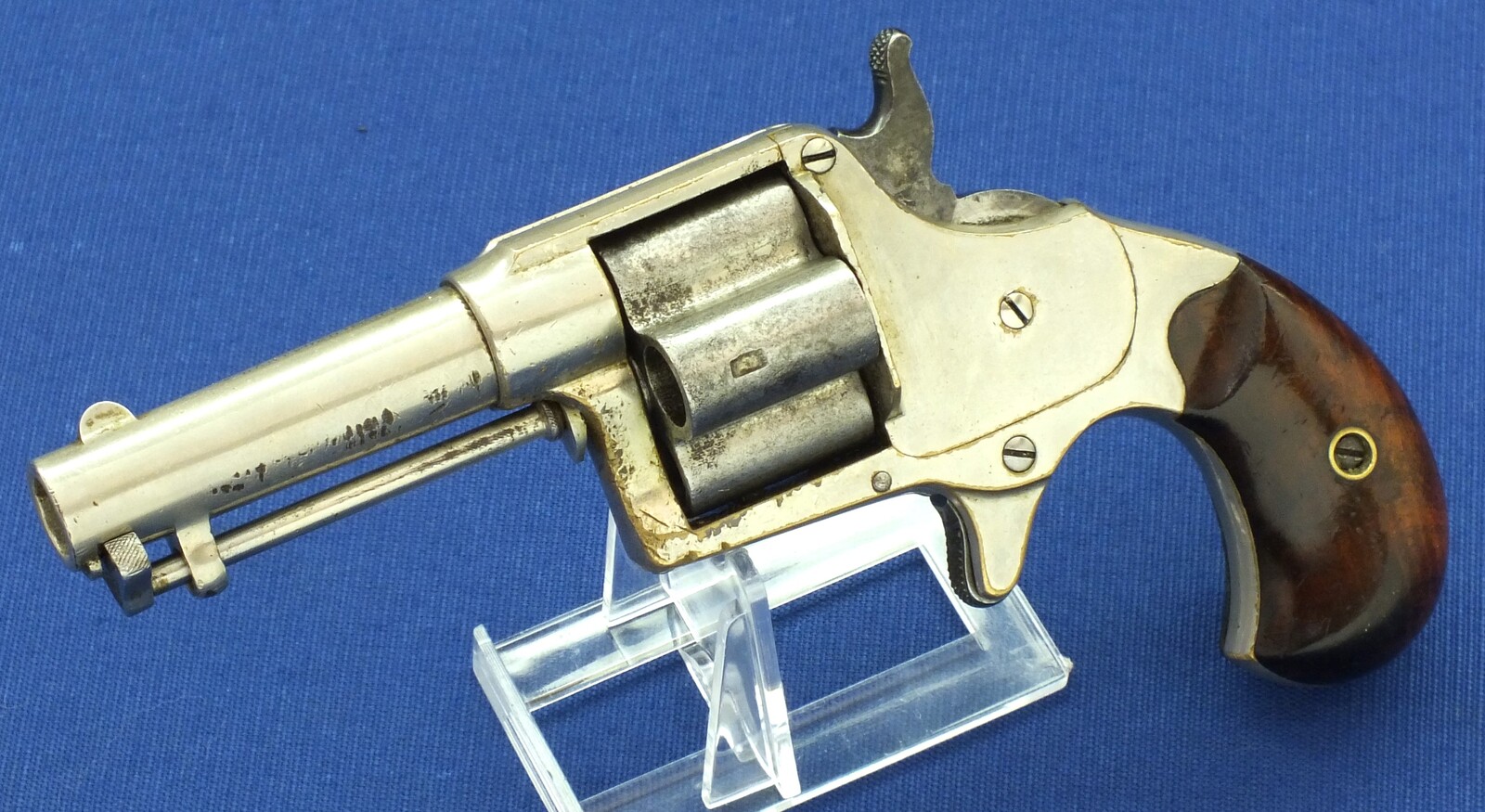 An antique American Nickel Plated Colt House Cloverleaf Model Revolver with 3 inch round barrel with Hartford address. 4 shot .41 Rimfire Caliber. Length 18,5cm. In very good condition. Price 1.850 euro.