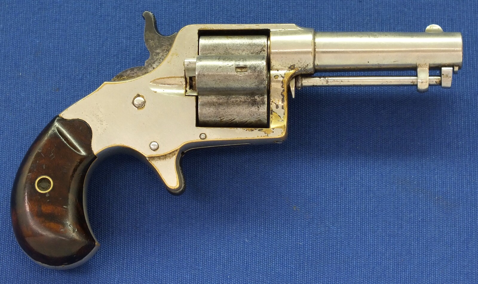 An antique American Nickel Plated Colt House Cloverleaf Model Revolver with 3 inch round barrel with Hartford address. 4 shot .41 Rimfire Caliber. Length 18,5cm. In very good condition. Price 1.850 euro.