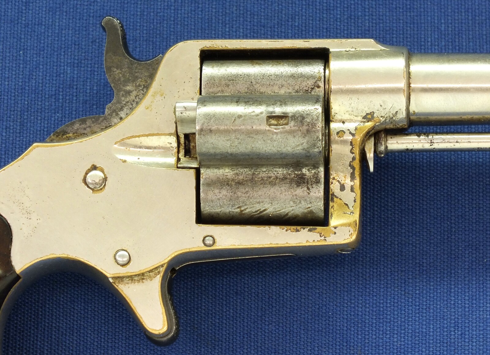 An antique American Nickel Plated Colt House Cloverleaf Model Revolver with 3 inch round barrel with Hartford address. 4 shot .41 Rimfire Caliber. Length 18,5cm. In very good condition. Price 1.850 euro.