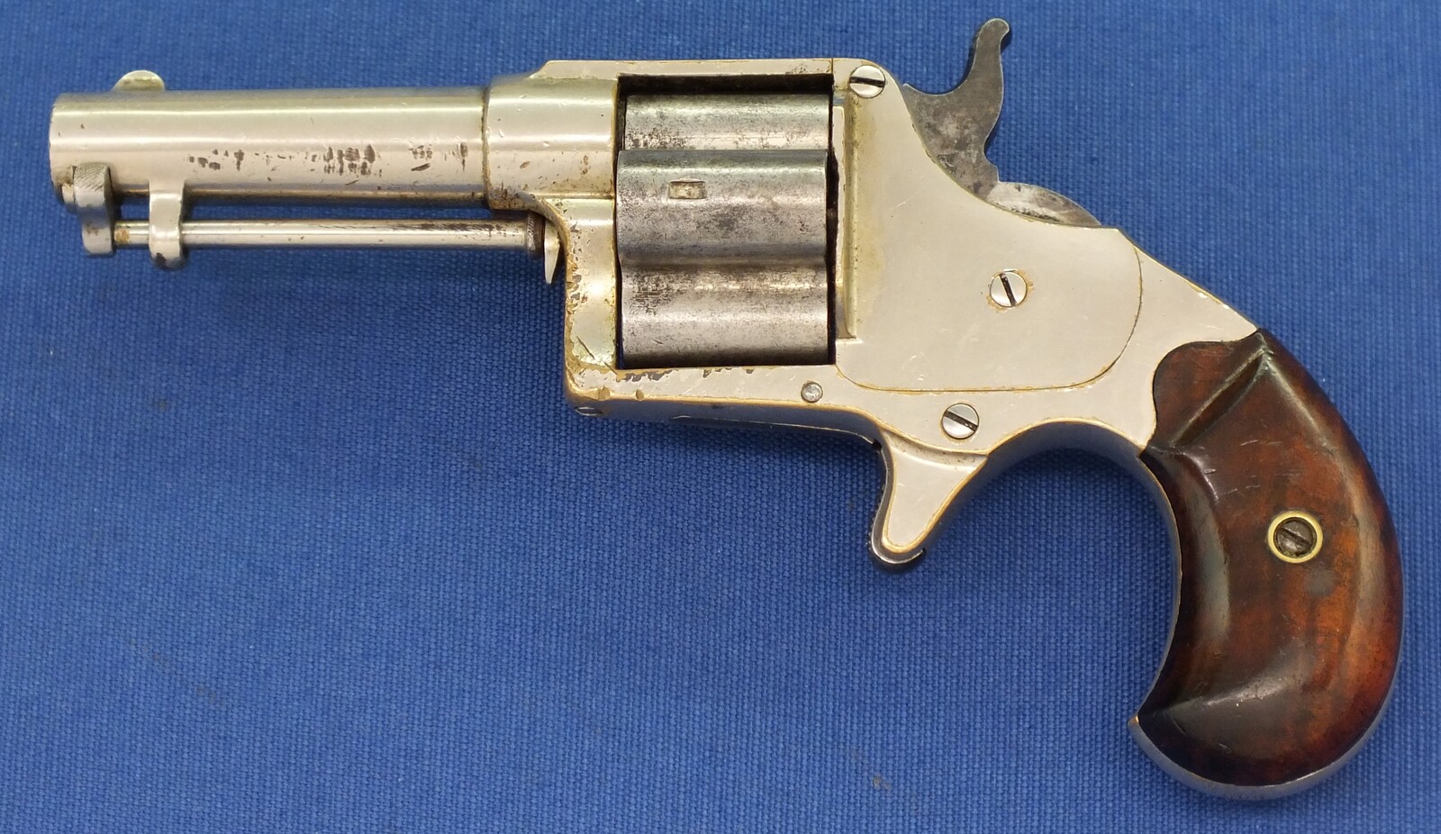 An antique American Nickel Plated Colt House Cloverleaf Model Revolver with 3 inch round barrel with Hartford address. 4 shot .41 Rimfire Caliber. Length 18,5cm. In very good condition. Price 1.850 euro.