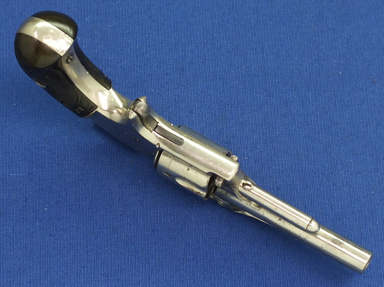 An antique American Nickel plated Marlin XXX Standard 1872 5 shot 30 Rimfire pocket Revolver. Fluted cylinder. Hard Rubber grips. Lenght 19 cm. In very good condition. Price 675 euro