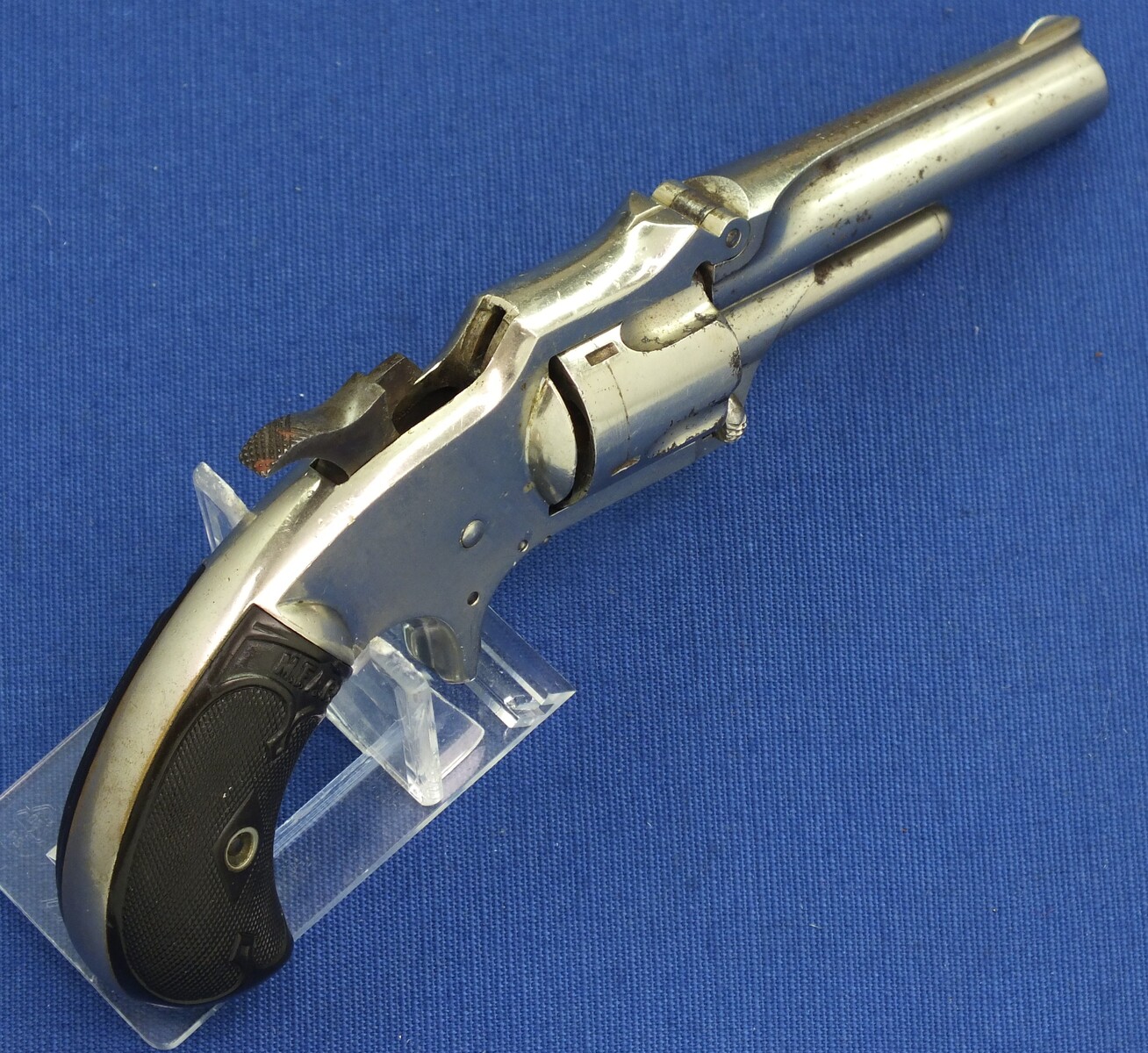 An antique American Nickel plated Marlin XXX Standard 1872 5 shot 30 Rimfire pocket Revolver. Fluted cylinder. Hard Rubber grips. Lenght 19 cm. In very good condition. Price 675 euro