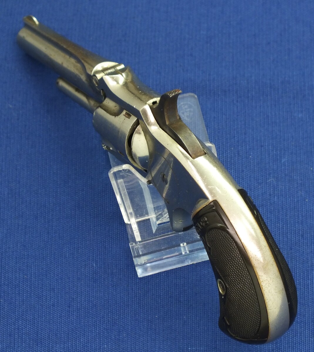 An antique American Nickel plated Marlin XXX Standard 1872 5 shot 30 Rimfire pocket Revolver. Fluted cylinder. Hard Rubber grips. Lenght 19 cm. In very good condition. Price 675 euro