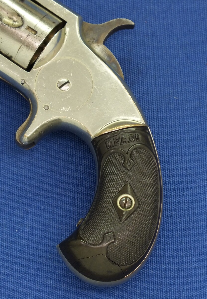 An antique American Nickel plated Marlin XXX Standard 1872 5 shot 30 Rimfire pocket Revolver. Fluted cylinder. Hard Rubber grips. Lenght 19 cm. In very good condition. Price 675 euro