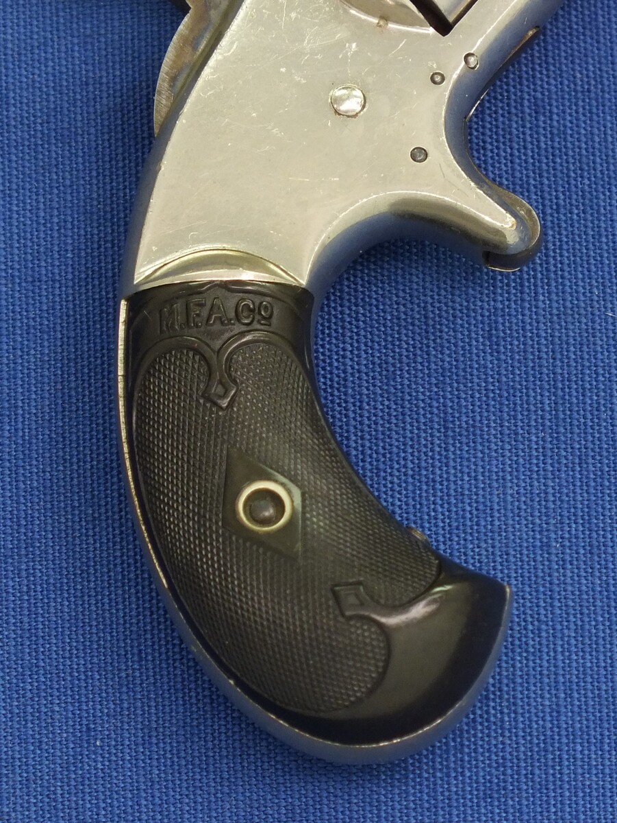 An antique American Nickel plated Marlin XXX Standard 1872 5 shot 30 Rimfire pocket Revolver. Fluted cylinder. Hard Rubber grips. Lenght 19 cm. In very good condition. Price 675 euro