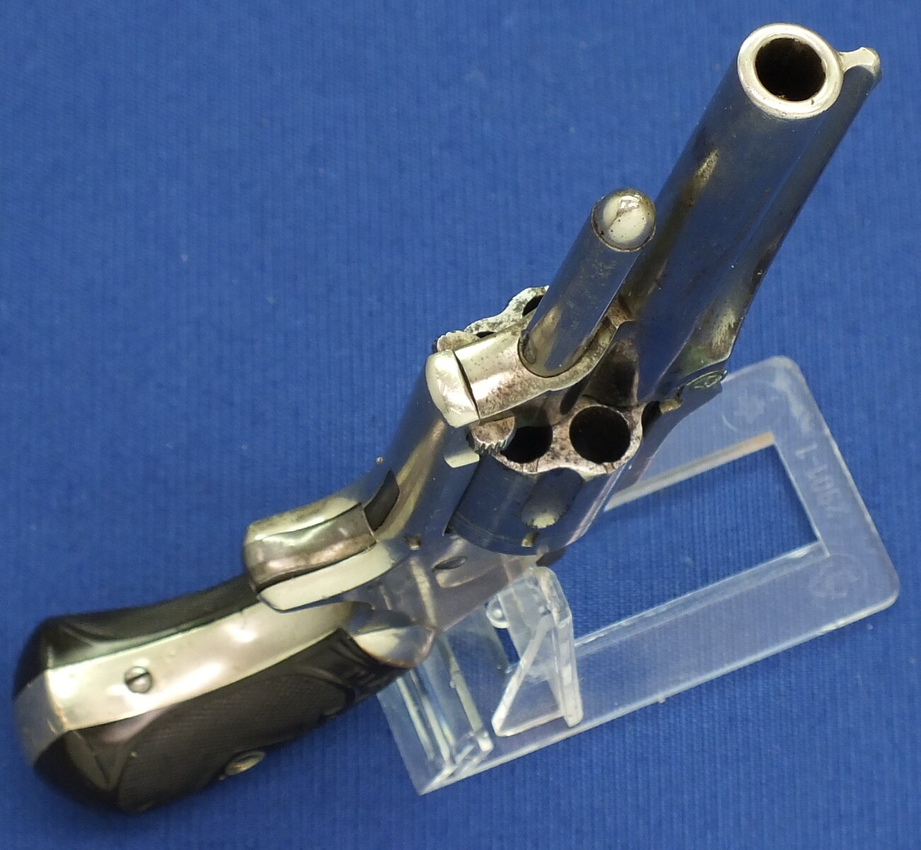 An antique American Nickel plated Marlin XXX Standard 1872 5 shot 30 Rimfire pocket Revolver. Fluted cylinder. Hard Rubber grips. Lenght 19 cm. In very good condition. Price 675 euro