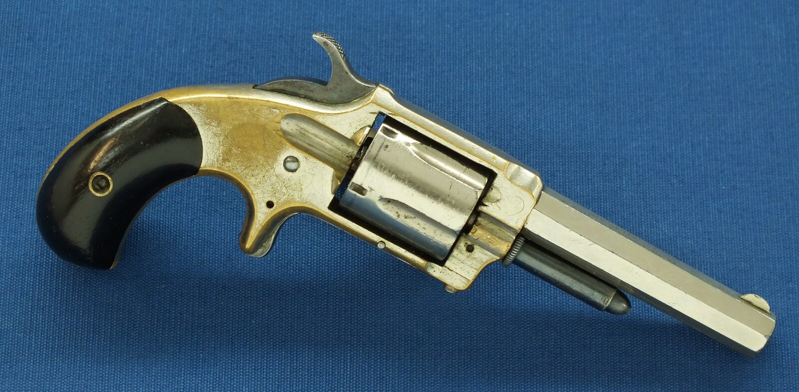 An antique American Nickel Plated Whitney Model 1,1/2 5 shot Rimfire Revolver. Caliber 32, 3,1/4 inch barrel. Length 19,5cm. In very good condition. Price 475 euro