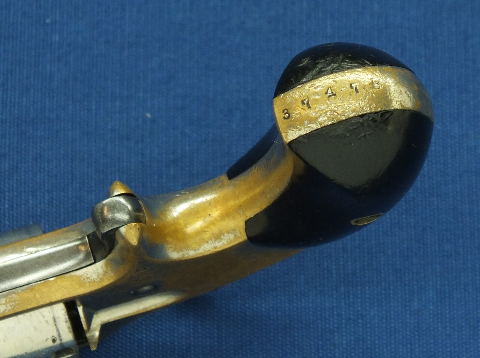 An antique American Nickel Plated Whitney Model 1,1/2 5 shot Rimfire Revolver. Caliber 32, 3,1/4 inch barrel. Length 19,5cm. In very good condition. Price 475 euro