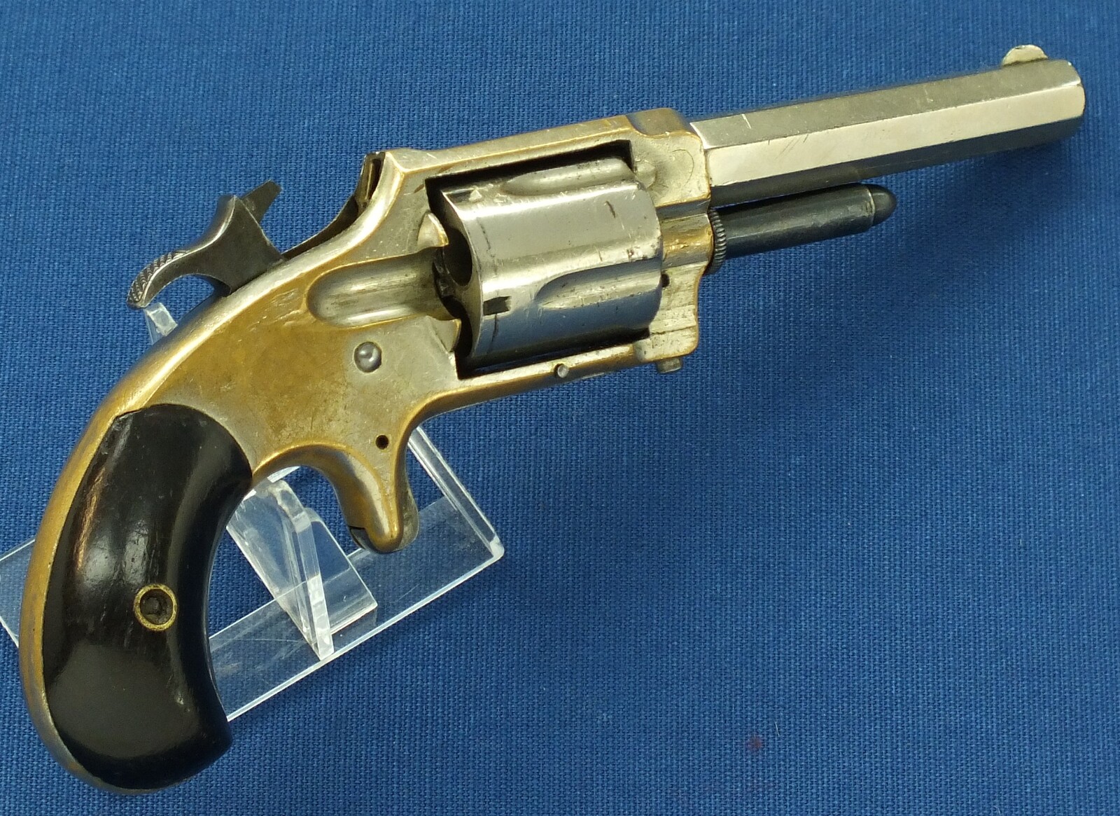 An antique American Nickel Plated Whitney Model 1,1/2 5 shot Rimfire Revolver. Caliber 32, 3,1/4 inch barrel. Length 19,5cm. In very good condition. Price 475 euro