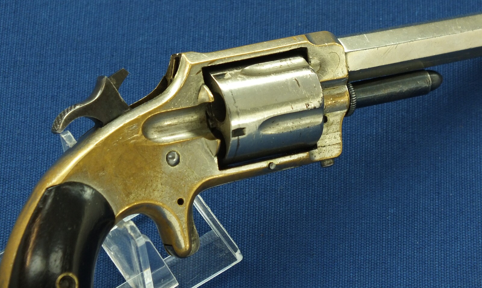 An antique American Nickel Plated Whitney Model 1,1/2 5 shot Rimfire Revolver. Caliber 32, 3,1/4 inch barrel. Length 19,5cm. In very good condition. Price 475 euro