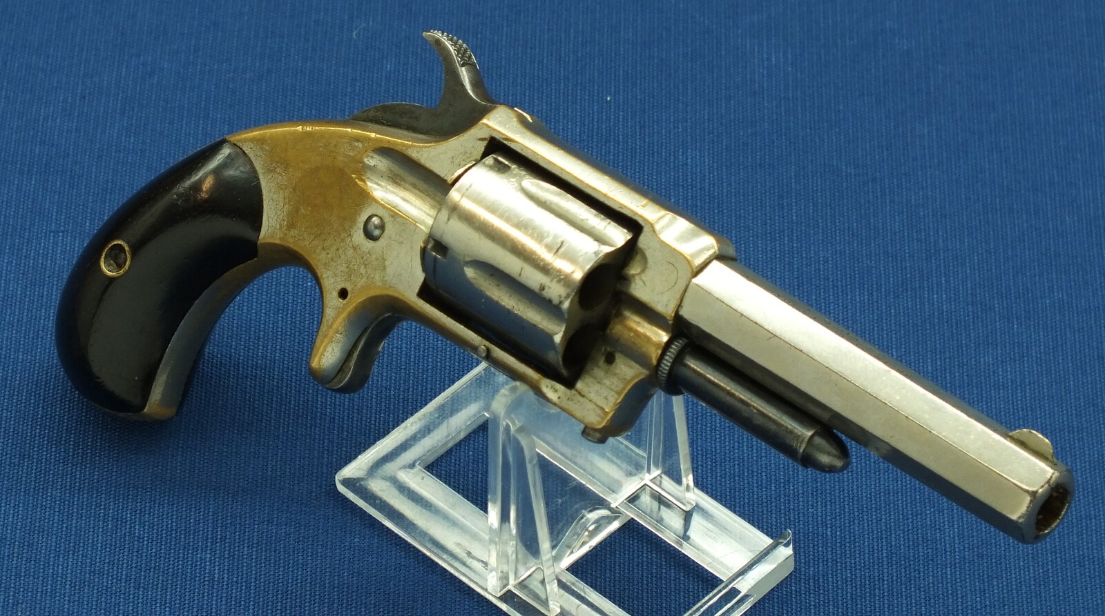 An antique American Nickel Plated Whitney Model 1,1/2 5 shot Rimfire Revolver. Caliber 32, 3,1/4 inch barrel. Length 19,5cm. In very good condition. Price 475 euro