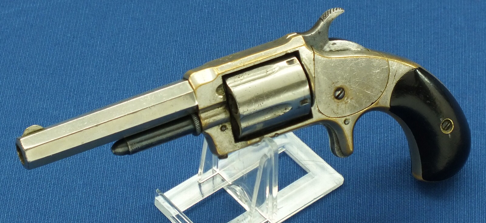 An antique American Nickel Plated Whitney Model 1,1/2 5 shot Rimfire Revolver. Caliber 32, 3,1/4 inch barrel. Length 19,5cm. In very good condition. Price 475 euro
