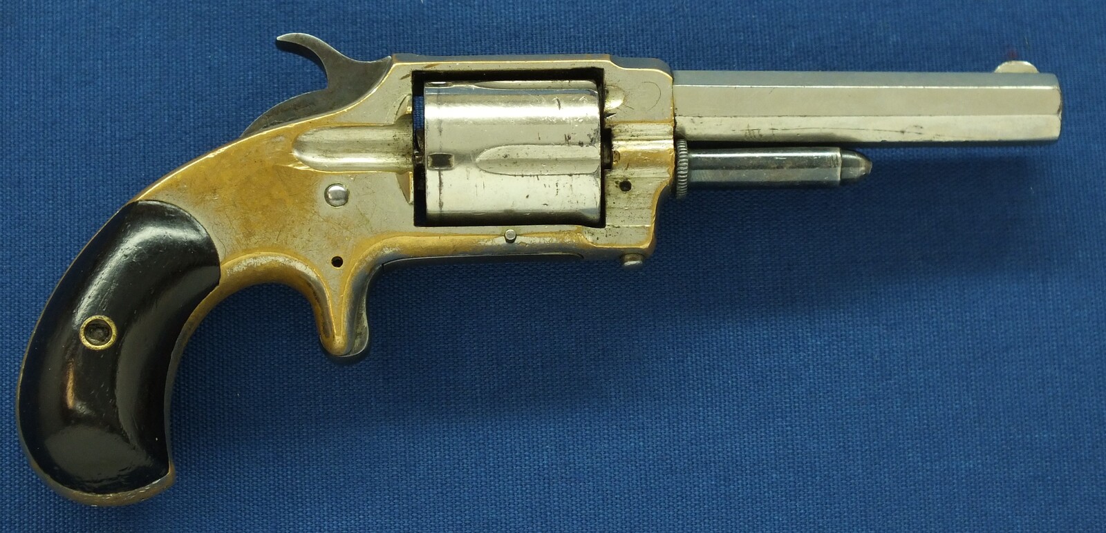 An antique American Nickel Plated Whitney Model 1,1/2 5 shot Rimfire Revolver. Caliber 32, 3,1/4 inch barrel. Length 19,5cm. In very good condition. Price 475 euro