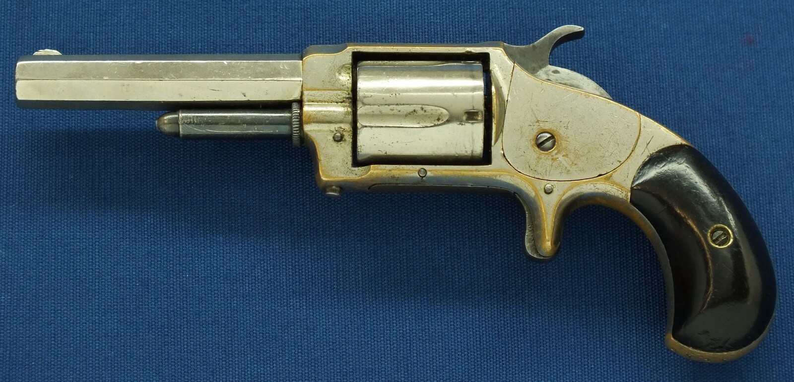 An antique American Nickel Plated Whitney Model 1,1/2 5 shot Rimfire Revolver. Caliber 32, 3,1/4 inch barrel. Length 19,5cm. In very good condition. Price 475 euro