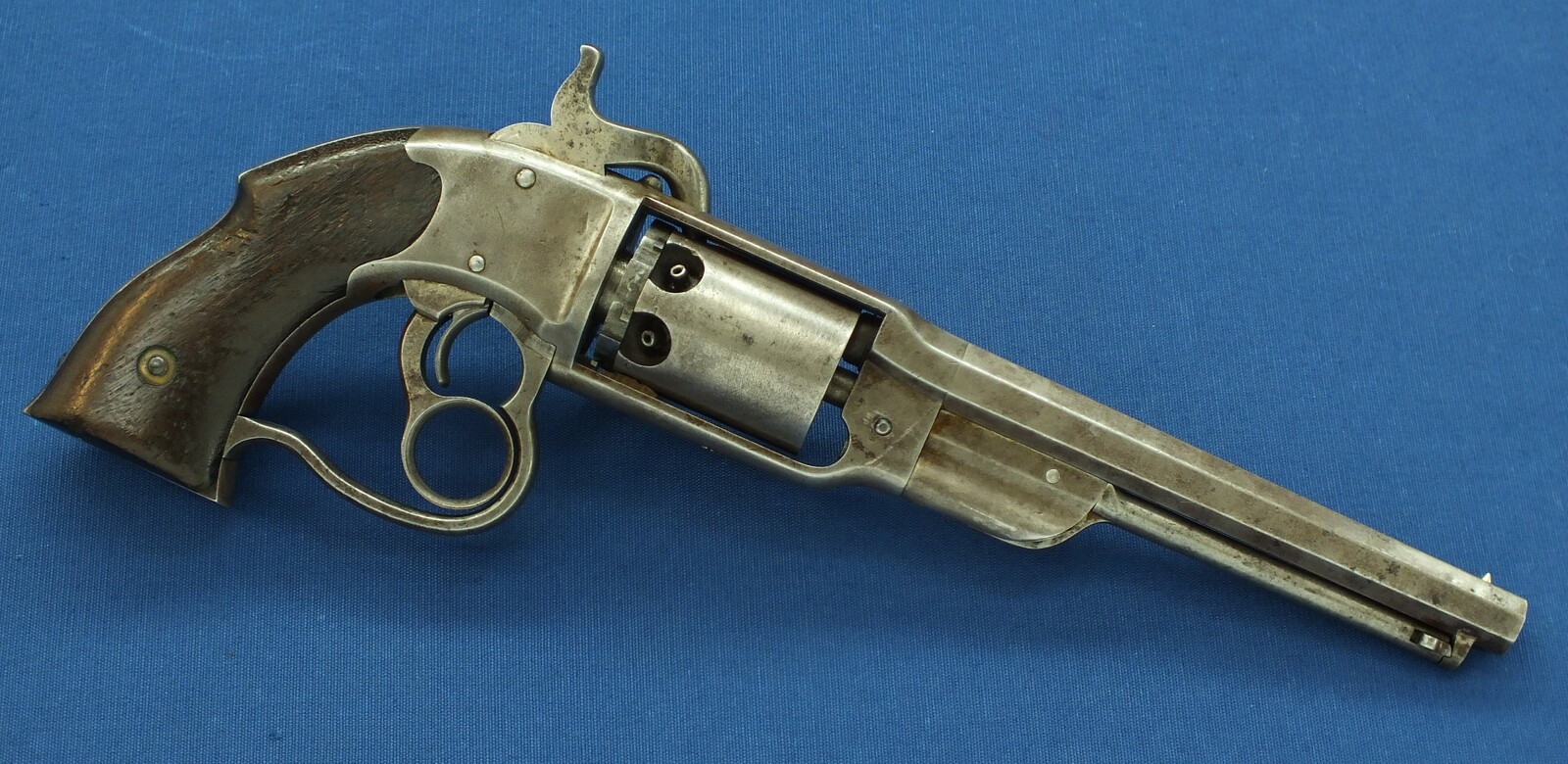 An Antique American Savage Revolving Fire-Arms Company, Middletown, Conn. Navy Model 6 shot percussion revolver. Length 38cm, .36 caliber. In very good condition. Price 2.850 euro