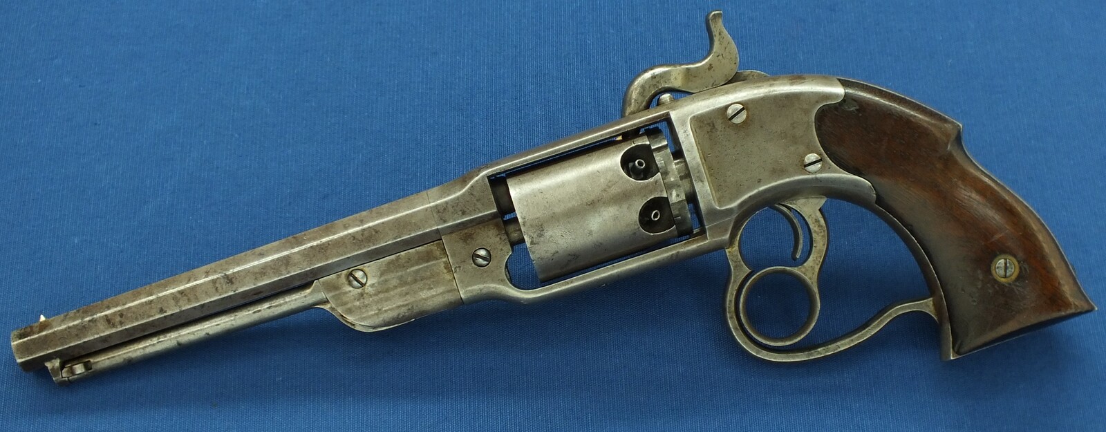 An Antique American Savage Revolving Fire-Arms Company, Middletown, Conn. Navy Model 6 shot percussion revolver. Length 38cm, .36 caliber. In very good condition. Price 2.850 euro