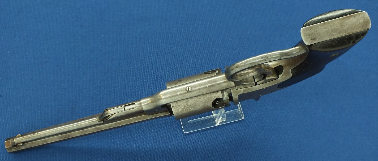 An Antique American Savage Revolving Fire-Arms Company, Middletown, Conn. Navy Model 6 shot percussion revolver. Length 38cm, .36 caliber. In very good condition. Price 2.850 euro