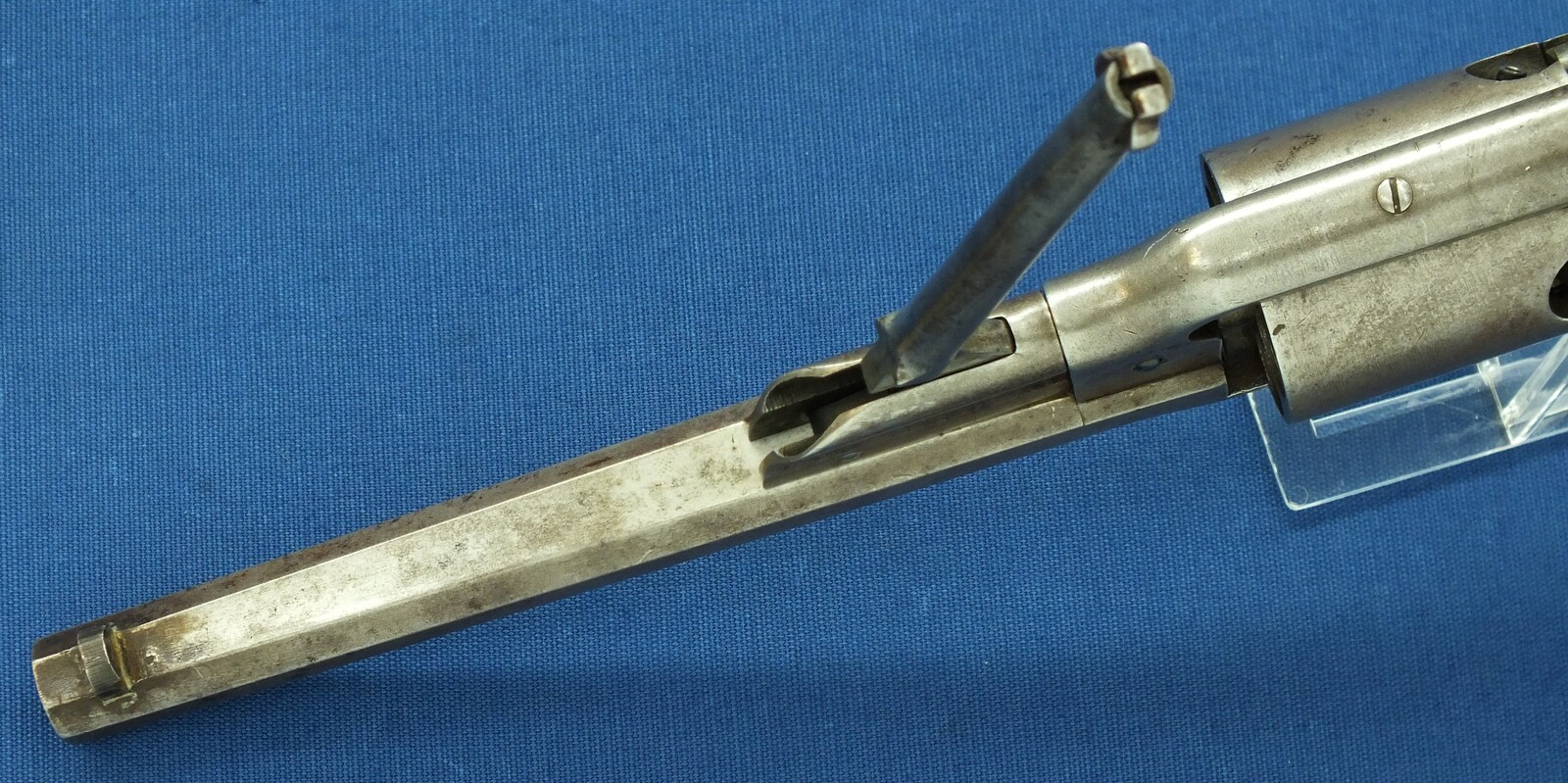 An Antique American Savage Revolving Fire-Arms Company, Middletown, Conn. Navy Model 6 shot percussion revolver. Length 38cm, .36 caliber. In very good condition. Price 2.850 euro