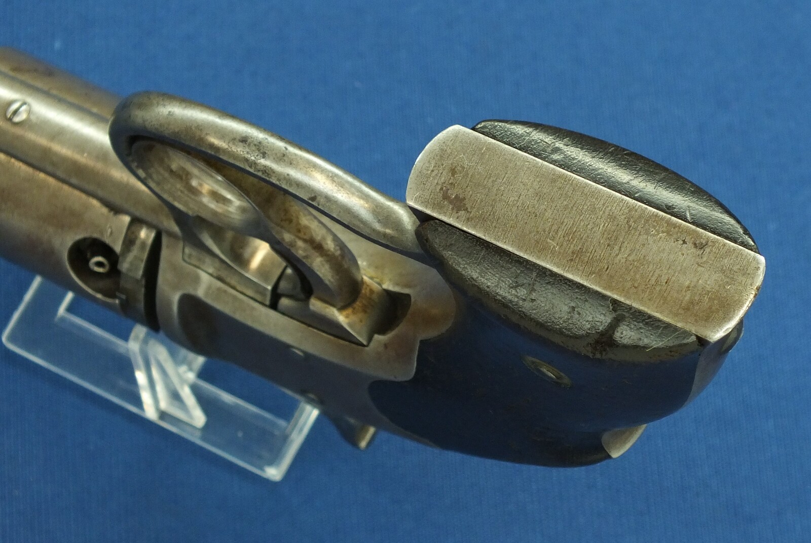 An Antique American Savage Revolving Fire-Arms Company, Middletown, Conn. Navy Model 6 shot percussion revolver. Length 38cm, .36 caliber. In very good condition. Price 2.850 euro
