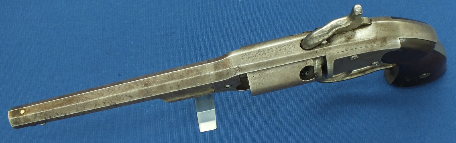 An Antique American Savage Revolving Fire-Arms Company, Middletown, Conn. Navy Model 6 shot percussion revolver. Length 38cm, .36 caliber. In very good condition. Price 2.850 euro