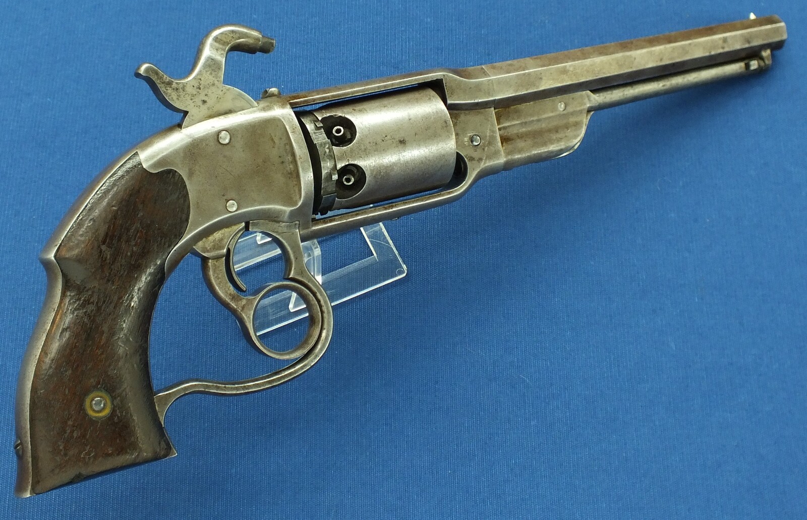 An Antique American Savage Revolving Fire-Arms Company, Middletown, Conn. Navy Model 6 shot percussion revolver. Length 38cm, .36 caliber. In very good condition. Price 2.850 euro