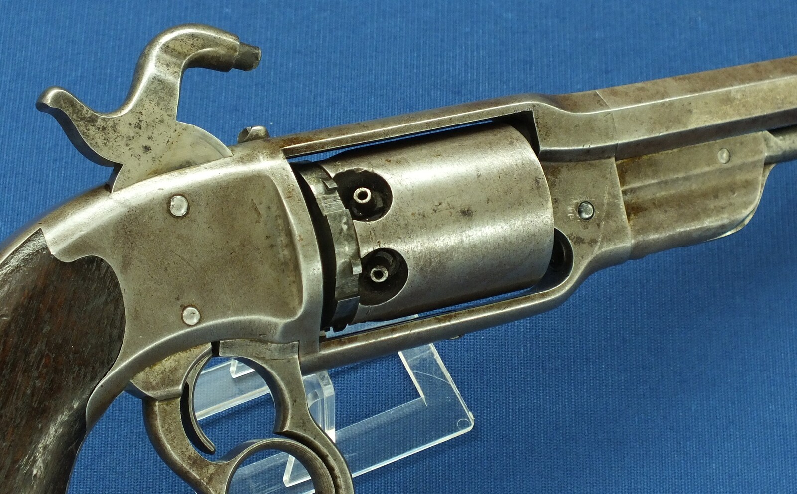 An Antique American Savage Revolving Fire-Arms Company, Middletown, Conn. Navy Model 6 shot percussion revolver. Length 38cm, .36 caliber. In very good condition. Price 2.850 euro