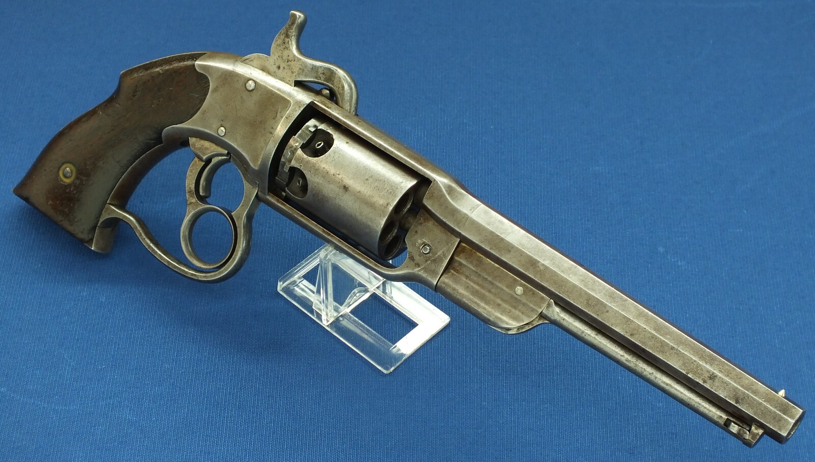 An Antique American Savage Revolving Fire-Arms Company, Middletown, Conn. Navy Model 6 shot percussion revolver. Length 38cm, .36 caliber. In very good condition. Price 2.850 euro