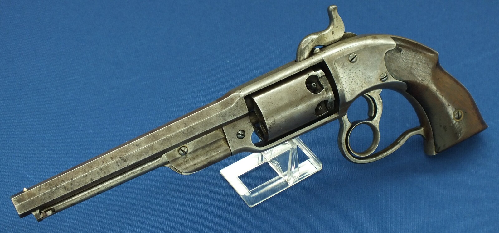 An Antique American Savage Revolving Fire-Arms Company, Middletown, Conn. Navy Model 6 shot percussion revolver. Length 38cm, .36 caliber. In very good condition. Price 2.850 euro
