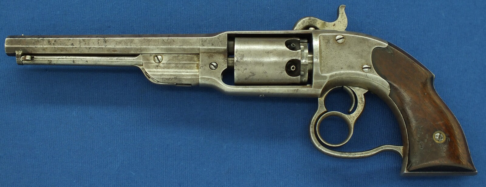 An Antique American Savage Revolving Fire-Arms Company, Middletown, Conn. Navy Model 6 shot percussion revolver. Length 38cm, .36 caliber. In very good condition. Price 2.850 euro