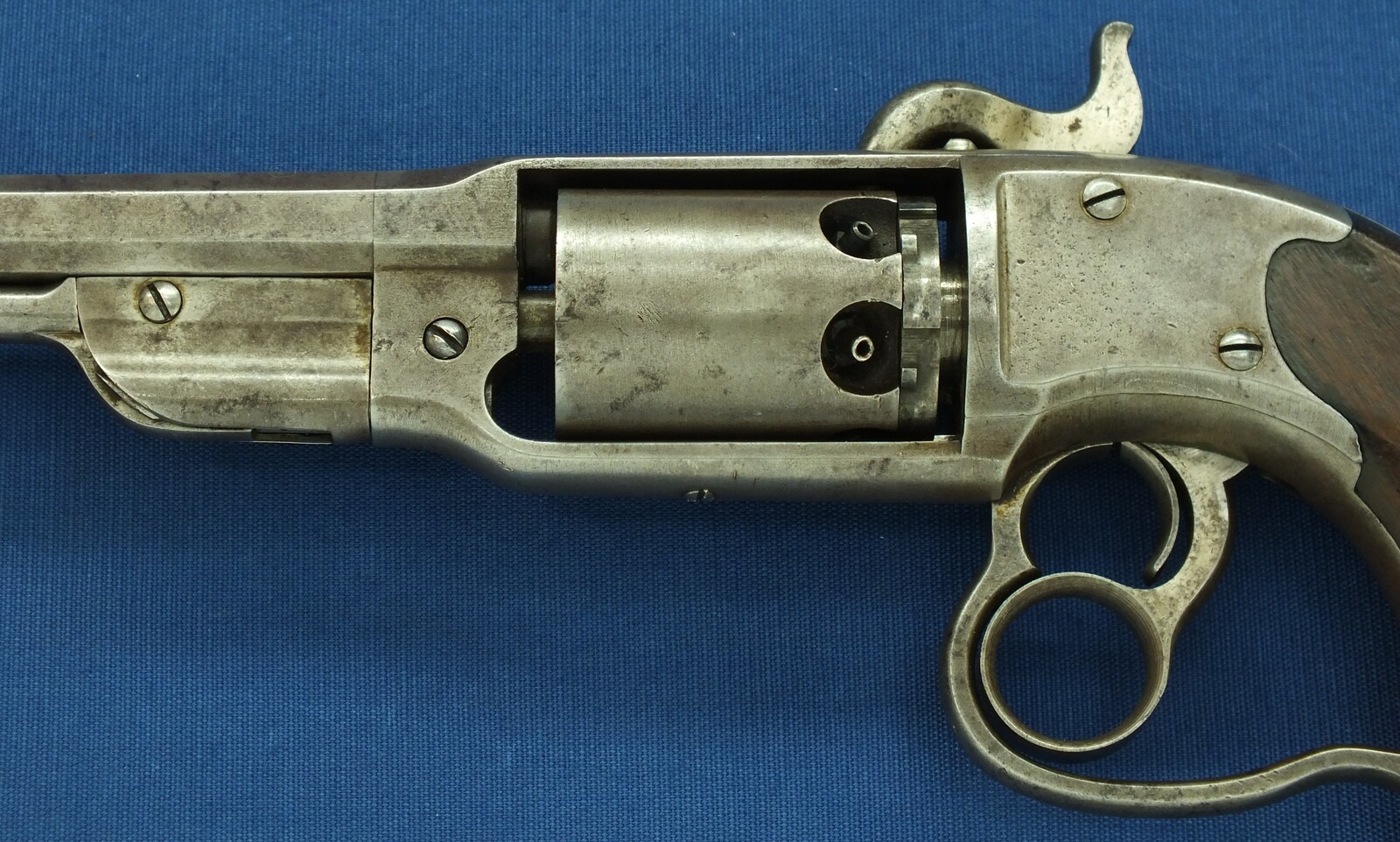 An Antique American Savage Revolving Fire-Arms Company, Middletown, Conn. Navy Model 6 shot percussion revolver. Length 38cm, .36 caliber. In very good condition. Price 2.850 euro