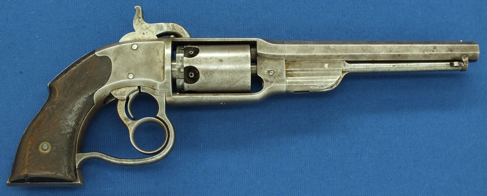 An Antique American Savage Revolving Fire-Arms Company, Middletown, Conn. Navy Model 6 shot percussion revolver. Length 38cm, .36 caliber. In very good condition. Price 2.850 euro