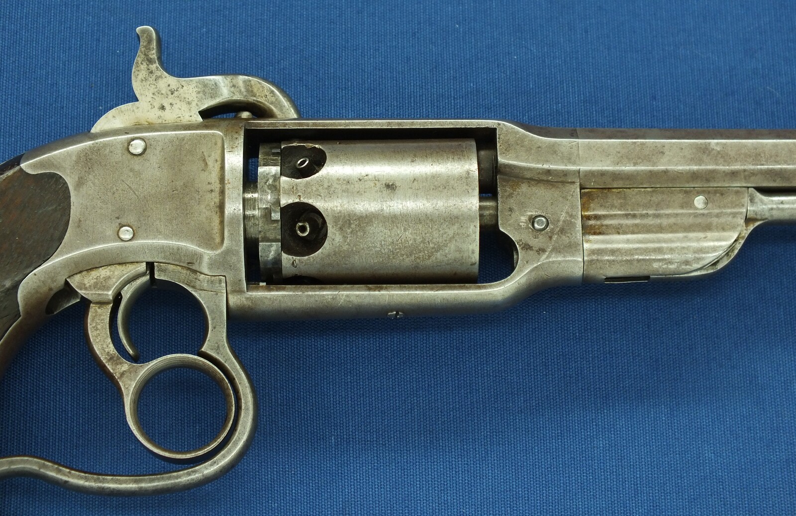 An Antique American Savage Revolving Fire-Arms Company, Middletown, Conn. Navy Model 6 shot percussion revolver. Length 38cm, .36 caliber. In very good condition. Price 2.850 euro