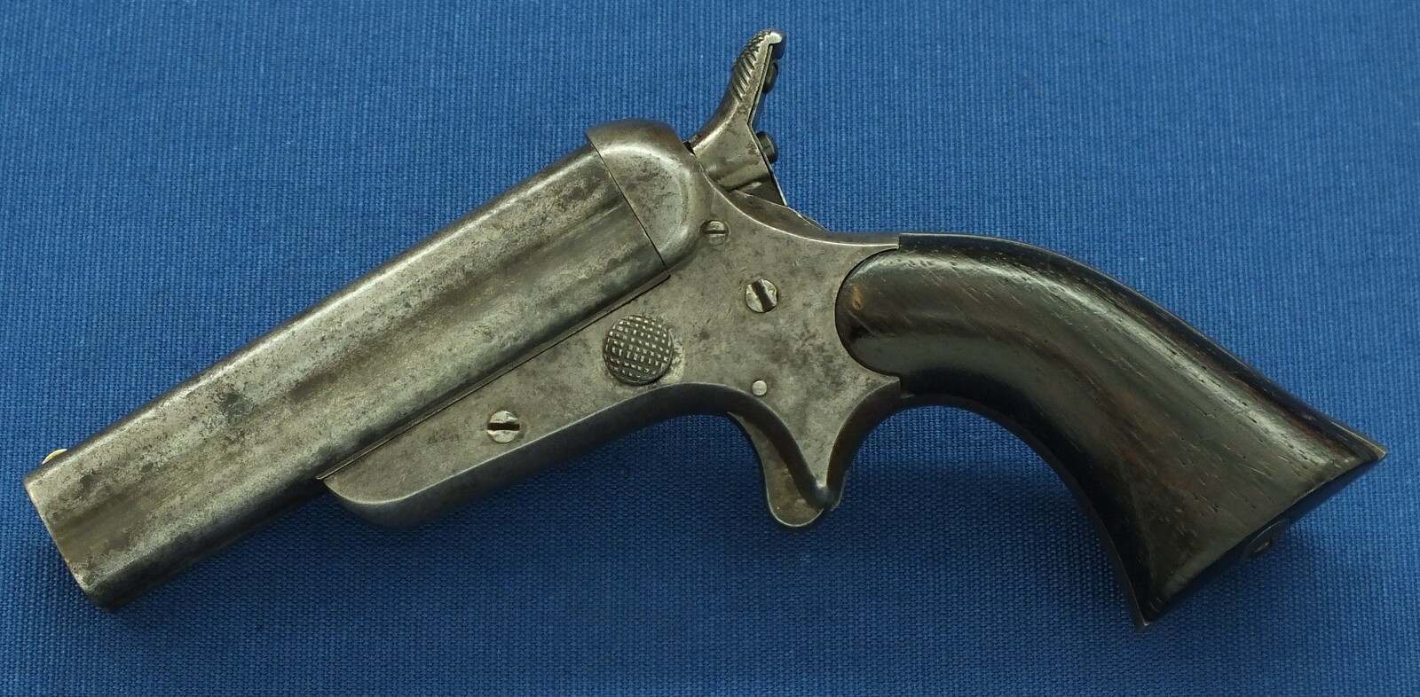 An antique American Sharps & Hankins Model 3 Breechloading 4 shot Pepperbox. 32 Caliber, 3,5 inch barrel. Length 18,5cm. In good/very good condition. Price 850 euro.