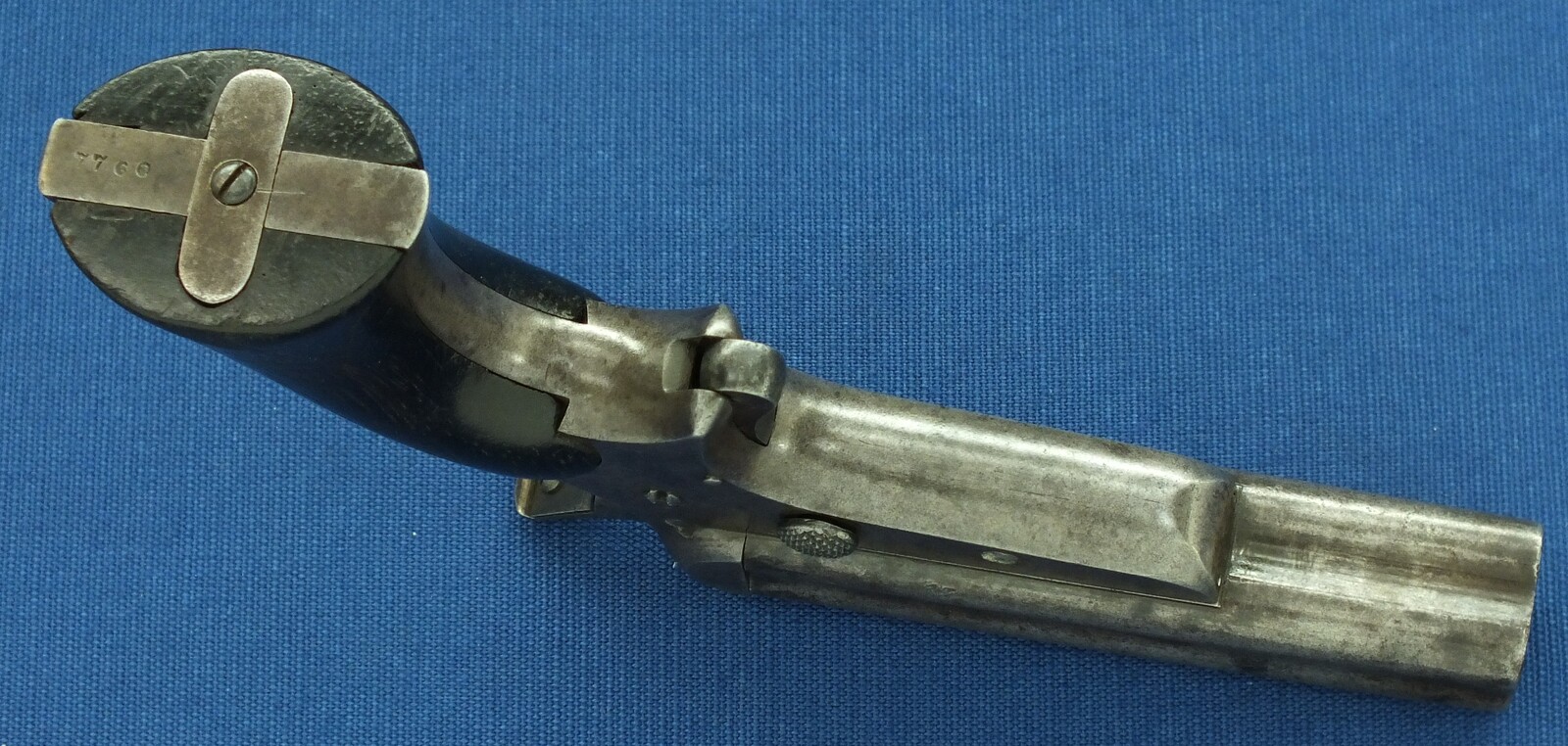 An antique American Sharps & Hankins Model 3 Breechloading 4 shot Pepperbox. 32 Caliber, 3,5 inch barrel. Length 18,5cm. In good/very good condition. Price 850 euro.