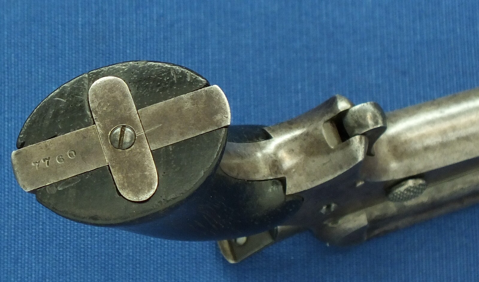 An antique American Sharps & Hankins Model 3 Breechloading 4 shot Pepperbox. 32 Caliber, 3,5 inch barrel. Length 18,5cm. In good/very good condition. Price 850 euro.