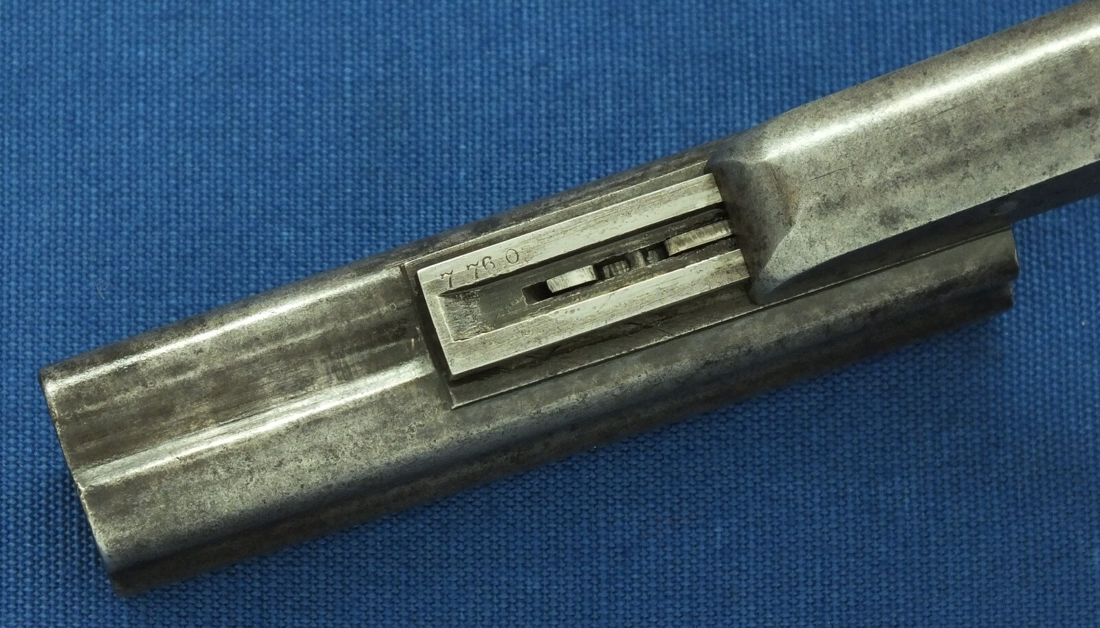 An antique American Sharps & Hankins Model 3 Breechloading 4 shot Pepperbox. 32 Caliber, 3,5 inch barrel. Length 18,5cm. In good/very good condition. Price 850 euro.