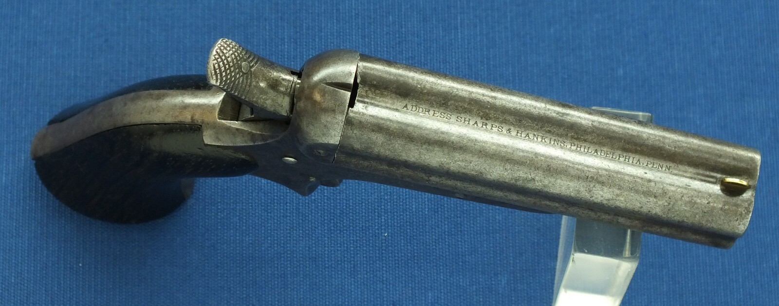 An antique American Sharps & Hankins Model 3 Breechloading 4 shot Pepperbox. 32 Caliber, 3,5 inch barrel. Length 18,5cm. In good/very good condition. Price 850 euro.