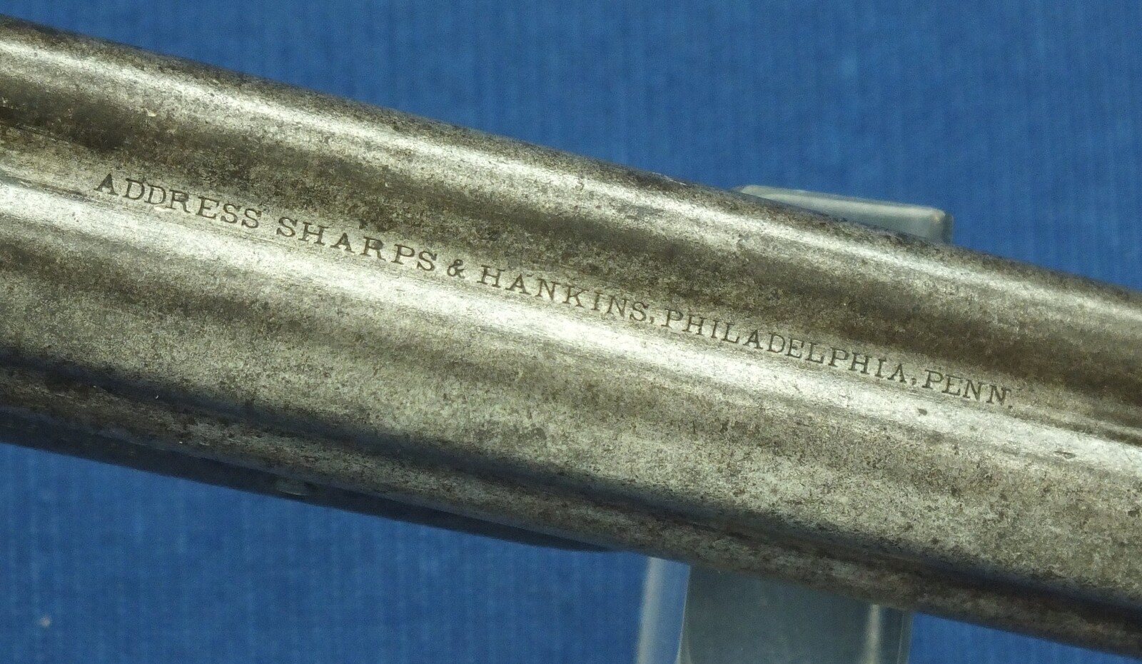 An antique American Sharps & Hankins Model 3 Breechloading 4 shot Pepperbox. 32 Caliber, 3,5 inch barrel. Length 18,5cm. In good/very good condition. Price 850 euro.