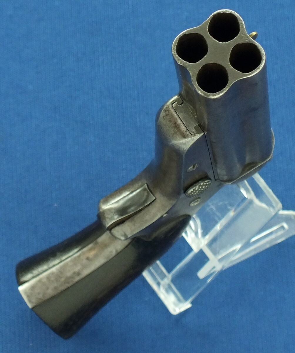 An antique American Sharps & Hankins Model 3 Breechloading 4 shot Pepperbox. 32 Caliber, 3,5 inch barrel. Length 18,5cm. In good/very good condition. Price 850 euro.
