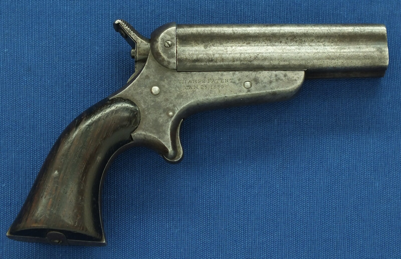 An antique American Sharps & Hankins Model 3 Breechloading 4 shot Pepperbox. 32 Caliber, 3,5 inch barrel. Length 18,5cm. In good/very good condition. Price 850 euro.