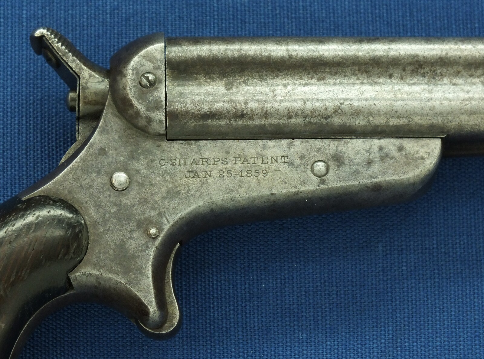 An antique American Sharps & Hankins Model 3 Breechloading 4 shot Pepperbox. 32 Caliber, 3,5 inch barrel. Length 18,5cm. In good/very good condition. Price 850 euro.