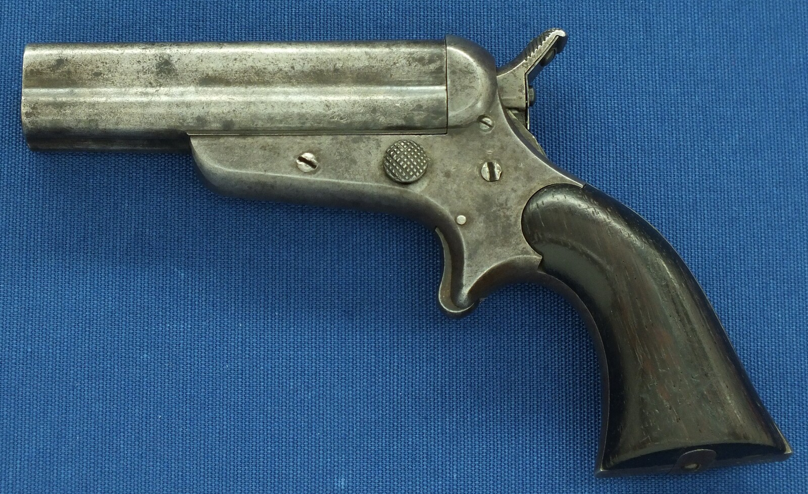 An antique American Sharps & Hankins Model 3 Breechloading 4 shot Pepperbox. 32 Caliber, 3,5 inch barrel. Length 18,5cm. In good/very good condition. Price 850 euro.