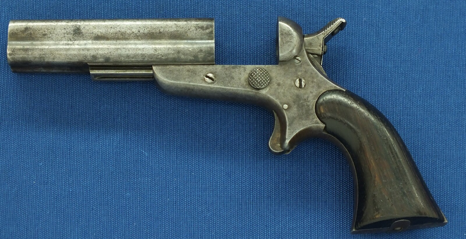 An antique American Sharps & Hankins Model 3 Breechloading 4 shot Pepperbox. 32 Caliber, 3,5 inch barrel. Length 18,5cm. In good/very good condition. Price 850 euro.