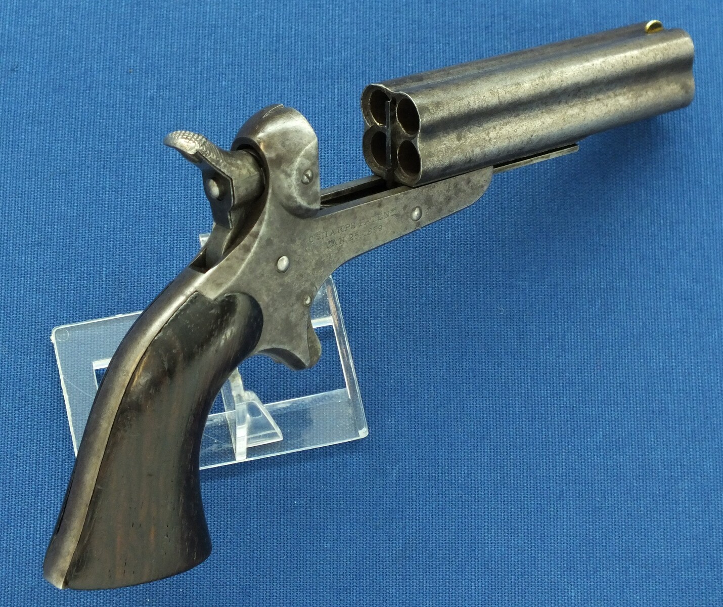 An antique American Sharps & Hankins Model 3 Breechloading 4 shot Pepperbox. 32 Caliber, 3,5 inch barrel. Length 18,5cm. In good/very good condition. Price 850 euro.
