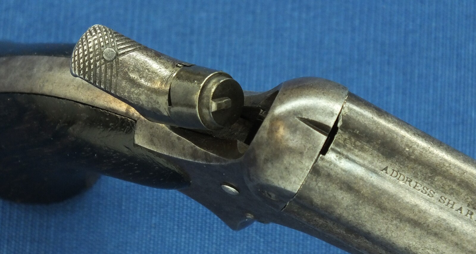 An antique American Sharps & Hankins Model 3 Breechloading 4 shot Pepperbox. 32 Caliber, 3,5 inch barrel. Length 18,5cm. In good/very good condition. Price 850 euro.
