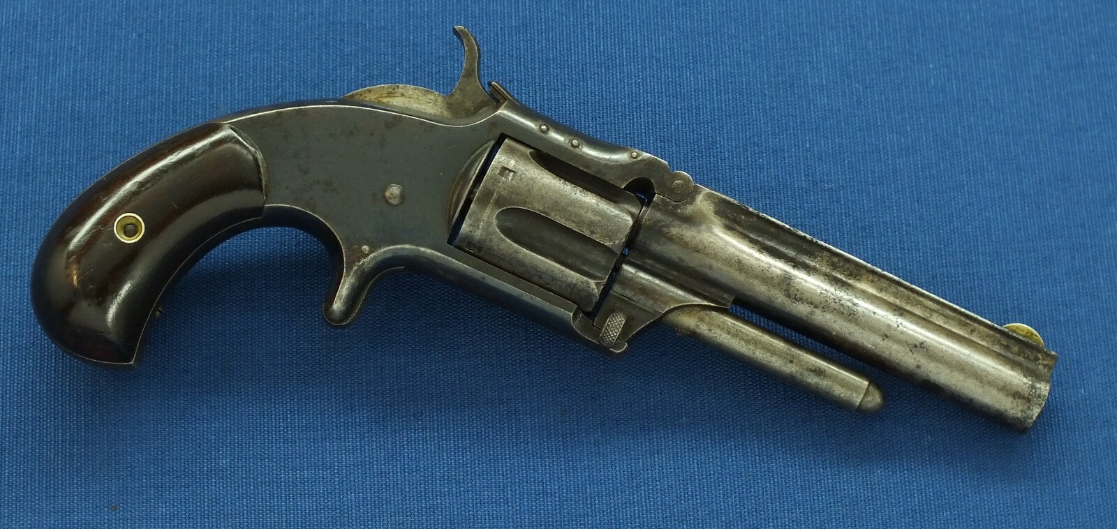 An antique  American Smith & Wesson Revolver, Model No. 1-1/2 Second Issue, .32 Rimfire caliber, 5 shot, 3 1/2 inch barrel, in good/very good condition. Price 750 euro