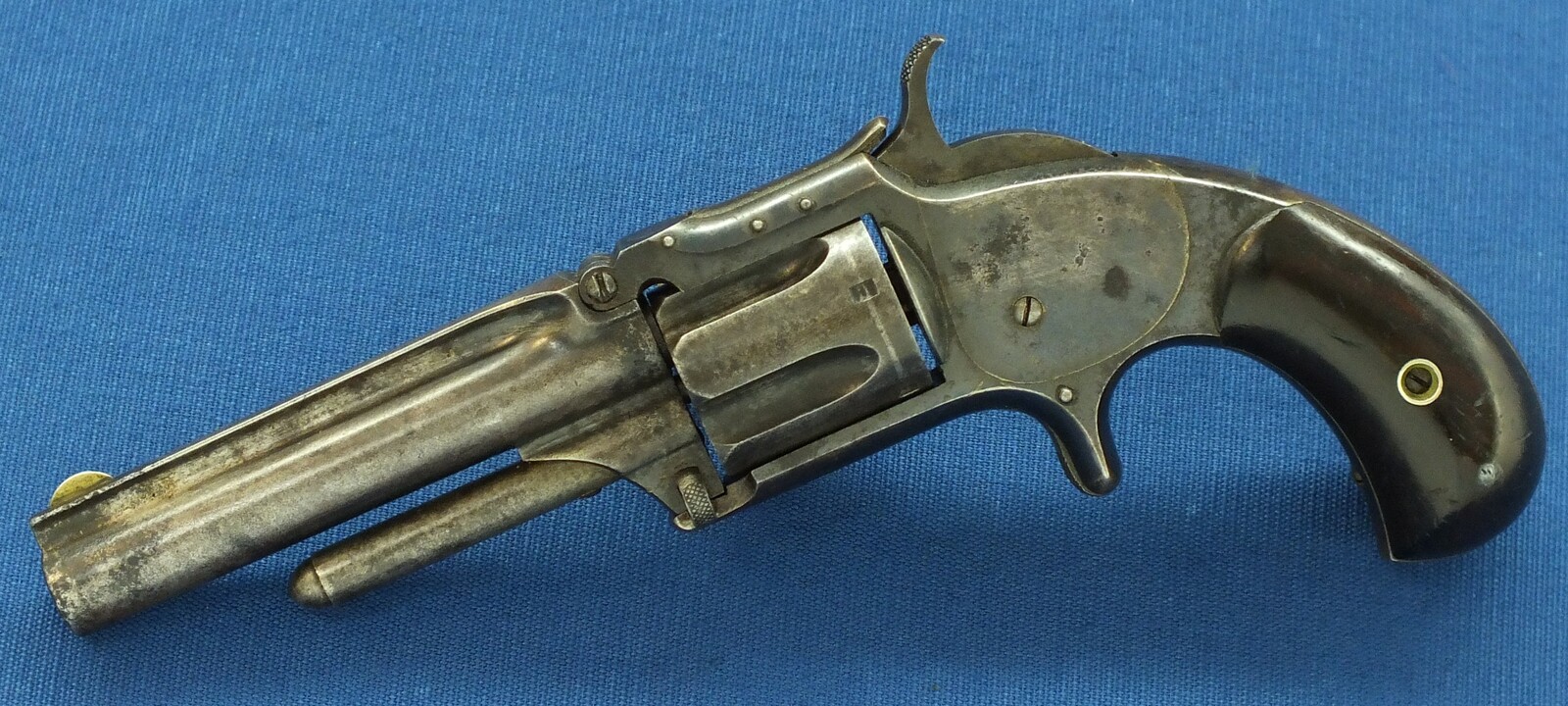 An antique  American Smith & Wesson Revolver, Model No. 1-1/2 Second Issue, .32 Rimfire caliber, 5 shot, 3 1/2 inch barrel, in good/very good condition. Price 750 euro