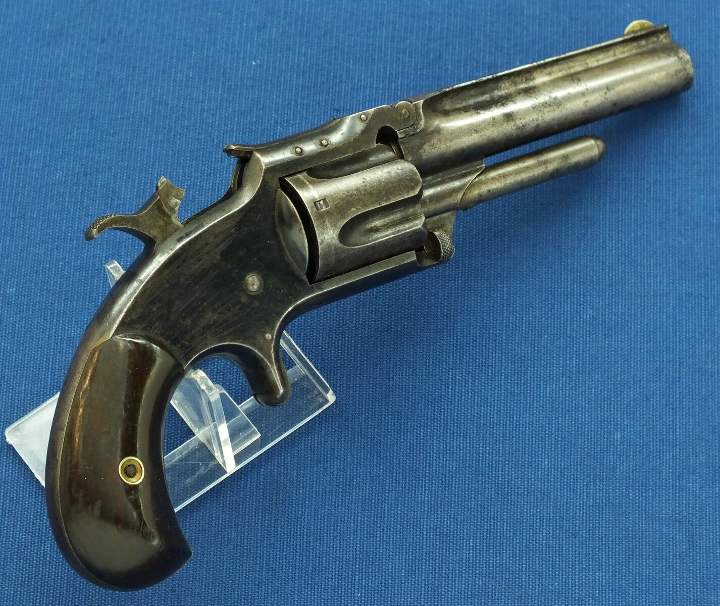 An antique  American Smith & Wesson Revolver, Model No. 1-1/2 Second Issue, .32 Rimfire caliber, 5 shot, 3 1/2 inch barrel, in good/very good condition. Price 750 euro
